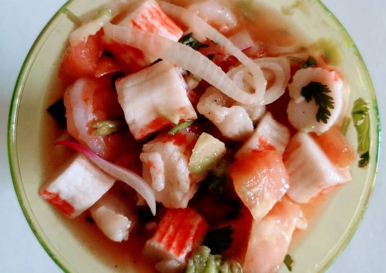 Ceviche de camarón con merluza de pescado y palmitos de cangrejo