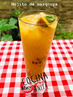 Una foto de Mojito de maracuyá (parchita o fruta de la pasión)