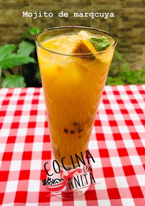 Una foto de Mojito de maracuyá (parchita o fruta de la pasión)