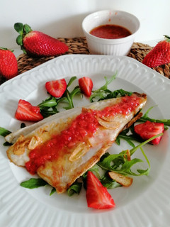 Una foto de Lubina con vinagreta de fresas