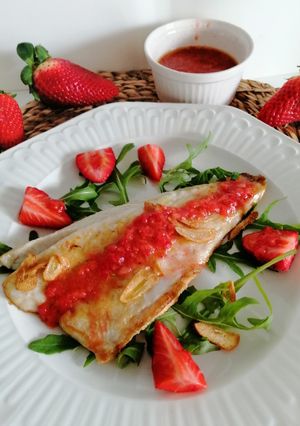 Una foto de Lubina con vinagreta de fresas