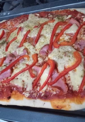 Una foto de Pizza casera sin reposar masa