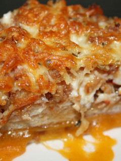 Foto principal de Sandwich gratinado de jamón, pollo y bacon con salsa barbacoa