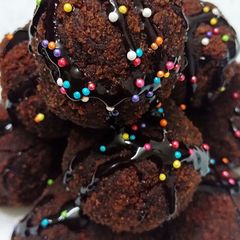 A picture of Chocolate peanut butter cake pops.