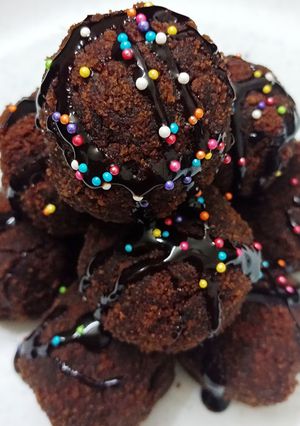 A picture of Chocolate peanut butter cake pops.