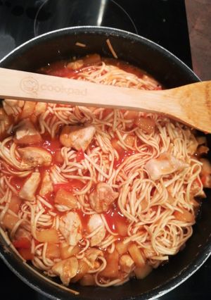 Une photo de Sauté de nouilles et poulet à l'ananas