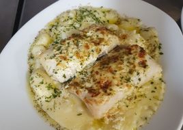 Merluza con mayonesa al horno