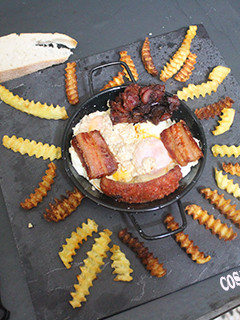 Una foto de Huevos fritos con tocino, morcilla y chorizo
