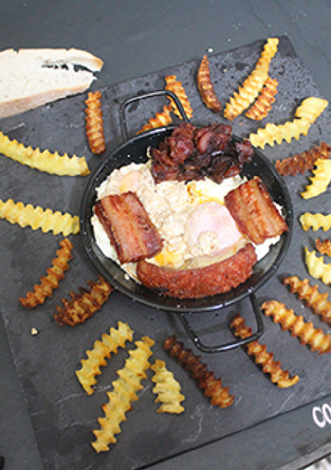 Una foto de Huevos fritos con tocino, morcilla y chorizo
