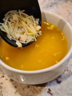 Una foto de Caldo de pollo con cabello de ángel