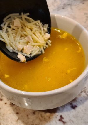 Una foto de Caldo de pollo con cabello de ángel