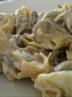 Una foto de Ravioli de ricotta y espinacas con salsa de gulas