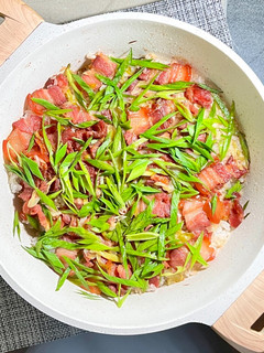 蒜苗臘肉煲仔飯 的食譜成品照片
