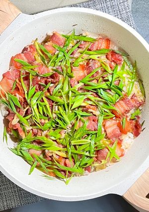 蒜苗臘肉煲仔飯 的食譜成品照片