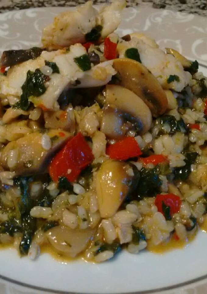 Una foto de Risotto de espinacas con champiñón y merluza