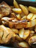 Pollo con salsa de ajo, patatas y romero