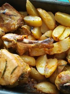 Una foto de Pollo con salsa de ajo, patatas y romero