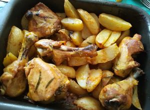Una foto de Pollo con salsa de ajo, patatas y romero