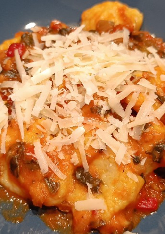 Una foto de Ñoquis caseros con salsa de tomate y verduras