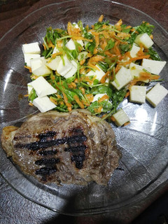 Una foto de Churrasquito con ensalada 🍖 🥗