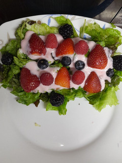Una foto de Ensalada de frutos rojos ensalada de manzana