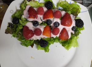 Una foto de Ensalada de frutos rojos ensalada de manzana