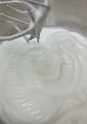 A picture of [Baking Tips] How to Easily Whip Cream Frosting.