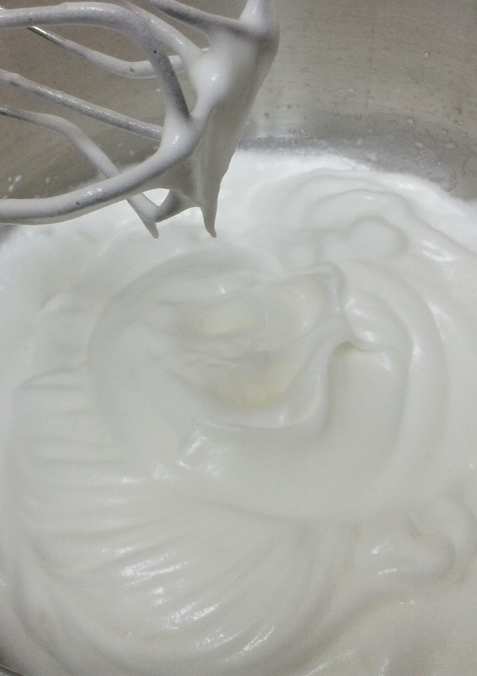 A picture of [Baking Tips] How to Easily Whip Cream Frosting.