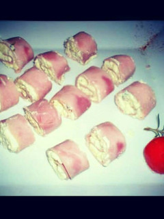Una foto de rollitos de jamón y cream cheese.