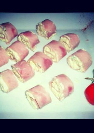 Una foto de rollitos de jamón y cream cheese.