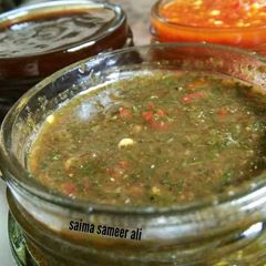A picture of Hari chutney with Gurrh.