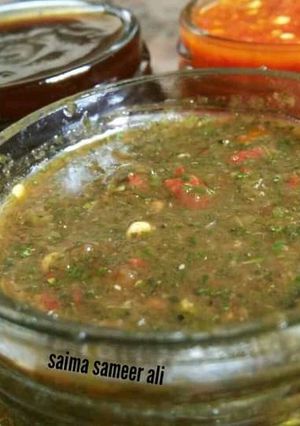 A picture of Hari chutney with Gurrh.