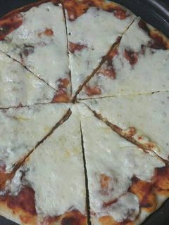 صورة لوصفة بيتزا بجبنة القشقوان😋😋