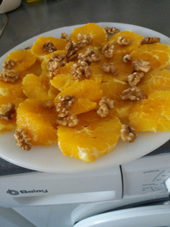 Una foto de Naranjas con miel y nueces