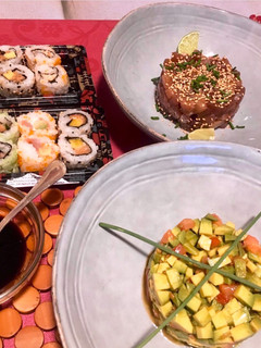Una foto de Tartar de aguacate y tartar de atún rojo de almadraba