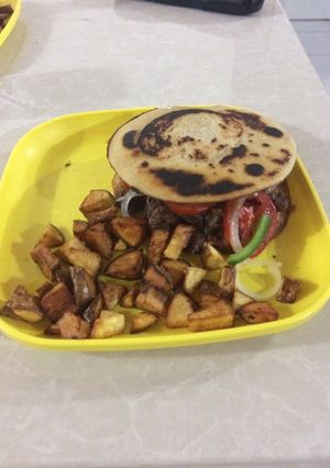Una foto de Hamburguesa de panquecas y berenjenas