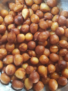 صورة لوصفة لقيمات بكريم الكراميل