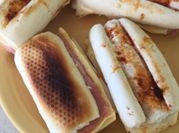 Una foto de baguettes jamon