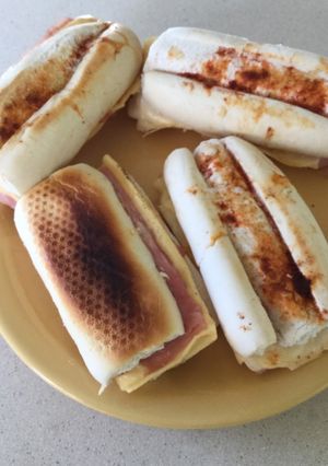 Una foto de Baguette Tostado de Jamón y Queso
