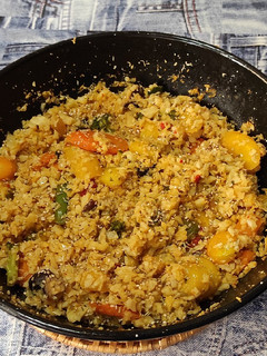 Una foto de Arroz de coliflor con wok verduras asiático