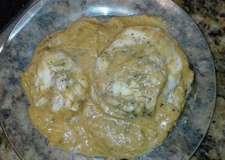 Crema de calabacín y puerros con pescado a la plancha