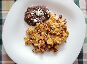 Una foto de Huevo con longaniza 🍳