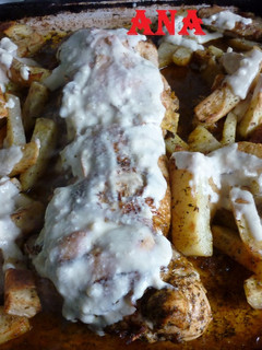 Una foto de Pollo arrollado con papas al horno y salsa blanca