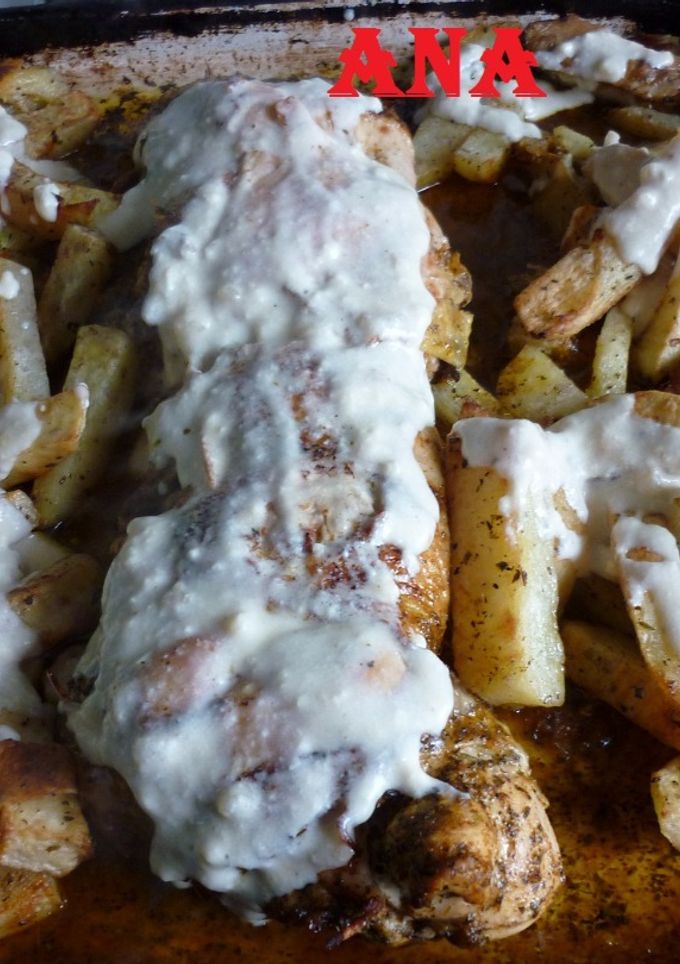 Una foto de Pollo arrollado con papas al horno y salsa blanca