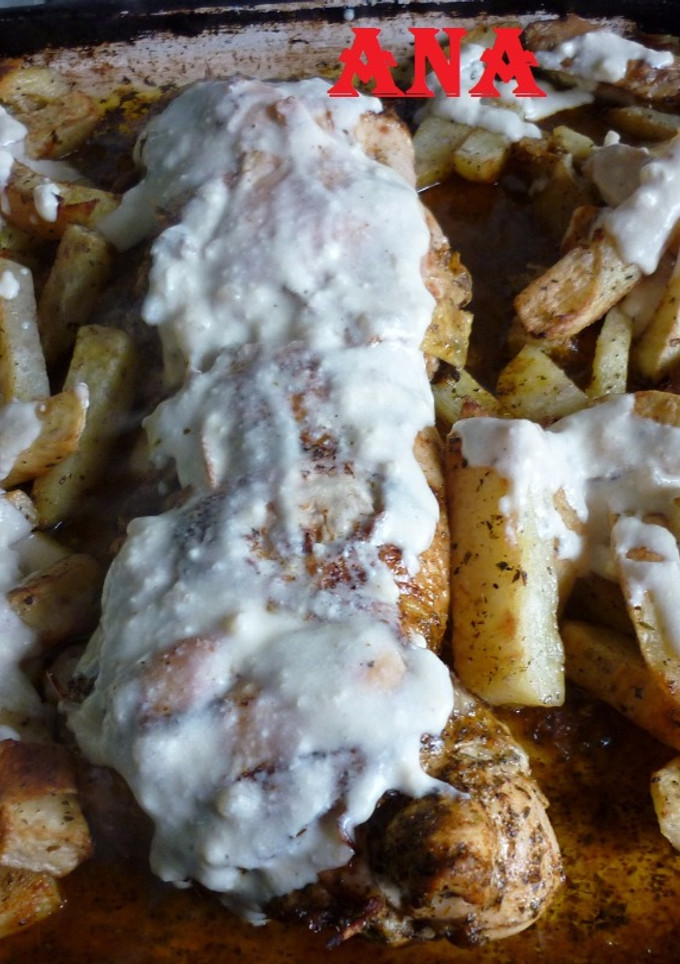 Una foto de Pollo arrollado con papas al horno y salsa blanca