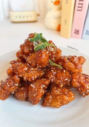 A picture of Crispy Korean Chicken Popcorn with Honey Sesame Sauce.
