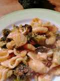 Orecchiette, broccoletti acciughe, pinoli e uvetta