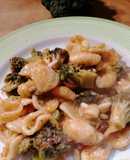 Orecchiette, broccoletti acciughe, pinoli e uvetta