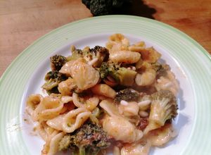 Foto di Orecchiette, broccoletti acciughe, pinoli e uvetta