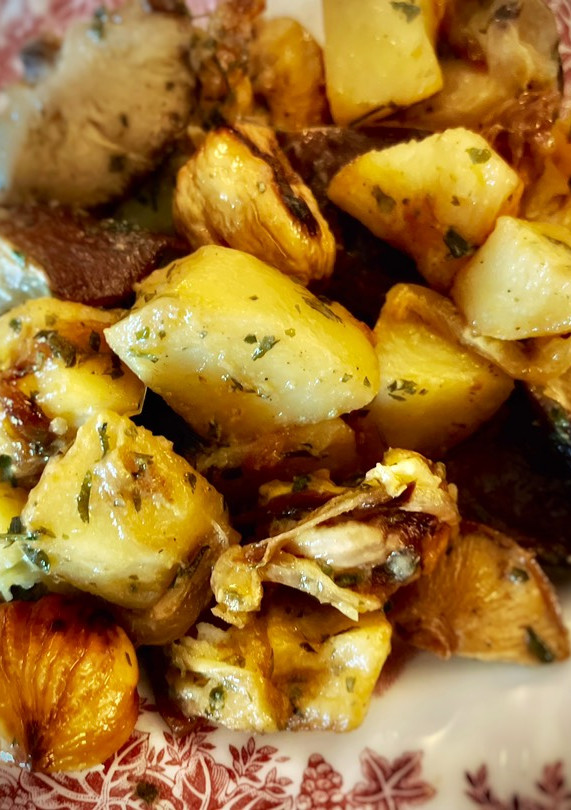 Una foto de Wok de setas con patatas y castañas a la mostaza